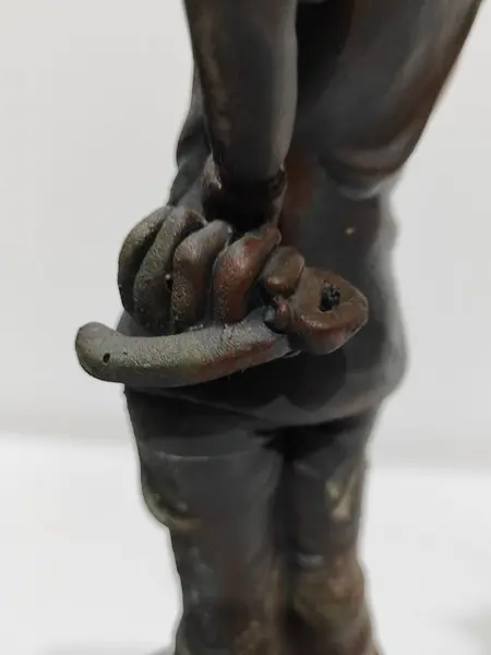 Foto de um(a) Escultura Caricata Velho Dentista, da categoria de Escultura. Escultura caricatura de um velho dentista com boticão na mão e tudo. Feito em resina com pátina oxidada e base de pedra... Mostrado de uma perspectiva diferente. Vendido no marketplace Trésors.