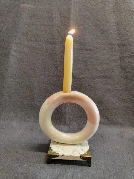 Foto de um(a) Castiçal Ou Vaso em Cerâmica e Granito, Winter Studio, Década de 1990, da categoria de Castiçais. Vaso ou castiçal em cerâmica de alta temperatura com base em granito e cantoneira em latão. Fabricado pela winter studio,... Mostrado de uma perspectiva diferente. Vendido no marketplace Trésors.
