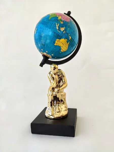Foto de um(a) O Pensador Dourado, da categoria de Globos. O pensador dourado globo terrestre o pensador em porcelana dourada com base em madeira ebanizada A: 28cm Base: 9 x 9 cm ... Mostrado de uma perspectiva diferente. Vendido no marketplace Trésors.