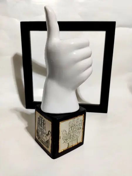 Foto de um(a) Escultura Joinha, da categoria de Escultura. Escultura em porcelana branca com base em madeira ebanizada com gravuras antigas de quiromancia peça única pelo designer... Mostrado de uma perspectiva diferente. Vendido no marketplace Trésors.