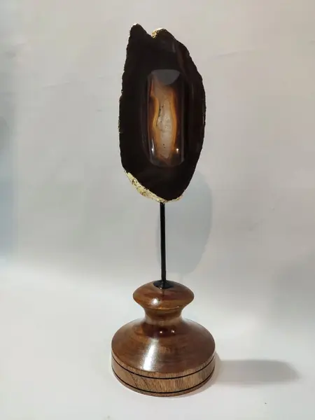 Foto de um(a) Escultura Ágata e Folha de Ouro, da categoria de Escultura. Escultura em ágata marrom com folheação em ouro, haste em ferro e base torneada em madeira, ano 2022 pega única pelo... Mostrado de uma perspectiva diferente. Vendido no marketplace Trésors.