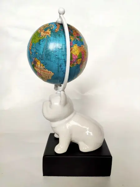 Foto de um(a) Globo Bulldog Francês Branco, da categoria de Globos. Coleção globo pets terrestres: bulldog francês em porcelana na cor branca e base de madeira ebanizada. A: 23cm L: 7cm P:... Mostrado de uma perspectiva diferente. Vendido no marketplace Trésors.