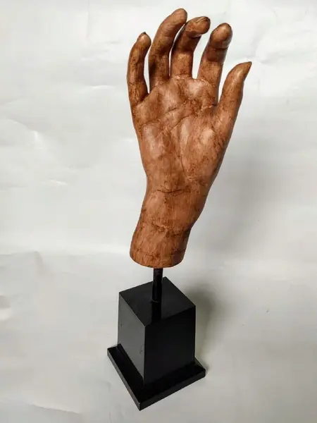 Foto de um(a) Escultura Hand, da categoria de Escultura. Escultura de mão em resina com pintura envelhecida e base em madeira. Peça única pelo designer marcelus ribas. A: 36... Mostrado de uma perspectiva diferente. Vendido no marketplace Trésors.