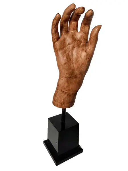 Foto de um(a) Escultura Hand, da categoria de Escultura. Escultura de mão em resina com pintura envelhecida e base em madeira. Peça única pelo designer marcelus ribas. A: 36... Vendido no marketplace Trésors.
