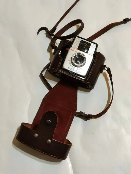 Foto de um(a) Kodak Brownie Starlet Camera, Anos 50, da categoria de Câmeras fotográficas. Kodak Brownie Starlet Camera, década de 1950, produzida nos Estados Unidos, capa em couro legítimo. Original e muitíssimo... Mostrado de uma perspectiva diferente. Vendido no marketplace Trésors.