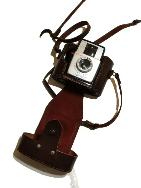 Foto de um(a) Kodak Brownie Starlet Camera, Anos 50, da categoria de Câmeras fotográficas. Kodak Brownie Starlet Camera, década de 1950, produzida nos Estados Unidos, capa em couro legítimo. Original e muitíssimo... Vendido no marketplace Trésors.