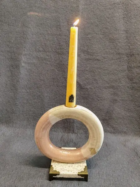 Foto de um(a) Castiçal Ou Vaso em Cerâmica e Granito, Winter Studio, Década de 1990, da categoria de Castiçais. Vaso solitário ou castiçal e cerâmica de alta temperatura com base em granito e cantoneira em latão. Fabricado pela winter... Mostrado de uma perspectiva diferente. Vendido no marketplace Trésors.