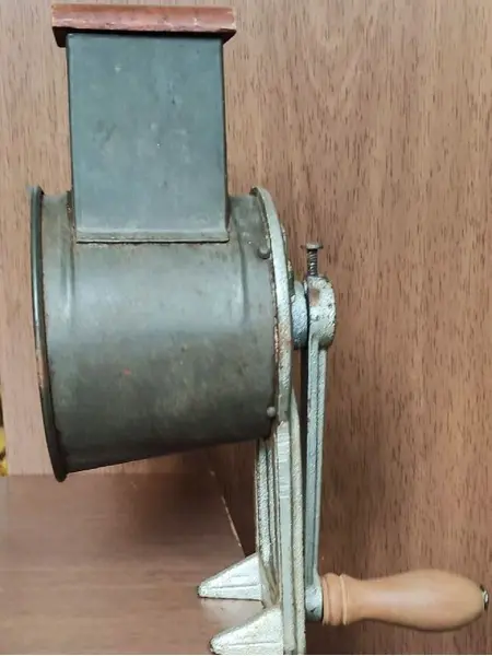 Foto de um(a) Máquina de Ralar Queijo 40'S, da categoria de Outros colecionáveis. Máquina de ralar queijo da marca yara, década de 1940, na embalagem original.A 30 cm / L 10 cm / P 19 cm / peso: 1,320 g. Mostrado de uma perspectiva diferente. Vendido no marketplace Trésors.