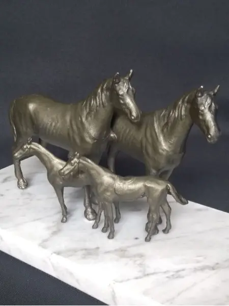 Foto de um(a) Escultura Equina, da categoria de Escultura. Escultura equina em antimônio com pátina bronze, década de 1940, com base em mármore carrara. Restauro pelo designer... Mostrado de uma perspectiva diferente. Vendido no marketplace Trésors.