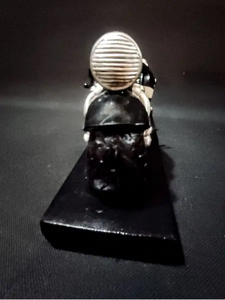 Foto de um(a) Moto Escultura 90'S, da categoria de Modelos e estatuetas. Moto escultura em resina e base em madeira ebanizada, década de 1990. Montagem: designer marcelus ribas A: 10,5 cm / L: 19,5... Mostrado de uma perspectiva diferente. Vendido no marketplace Trésors.