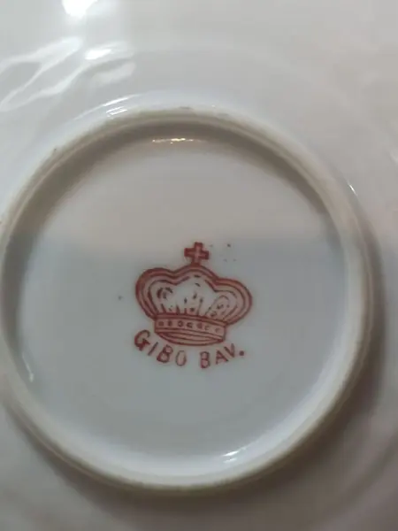 Foto de um(a) Par de Xícaras Gibo Bav anos 50, da categoria de Xícaras. Par de xícaras de cafézinho em porcelana frisada uma amarela e outra verde com filete dourado e resquícios na alça, década... Mostrado de uma perspectiva diferente. Vendido no marketplace Trésors.