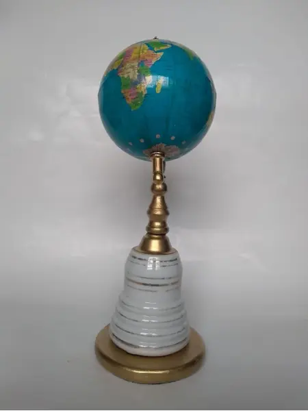 Foto de um(a) Globo Porcelana anos 40, da categoria de Globos. Globo terrestre com base em madeira dourada e porcelana com filetes de ouro, década de 1940. peça única pelo designer... Mostrado de uma perspectiva diferente. Vendido no marketplace Trésors.