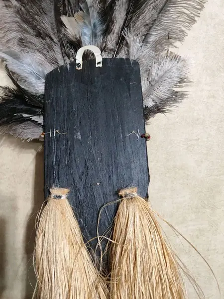 Foto de um(a) Máscara de Parede em Madeira, Década de 2000, da categoria de Objetos de parede esculturais. Máscara de parede em madeira com decoração em conchas, dentes de peixe, sementes, sisal e por fim o cocar com penas, década... Mostrado de uma perspectiva diferente. Vendido no marketplace Trésors.
