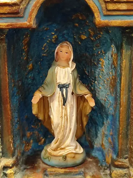 Foto de um(a) Oratório de Mesa Nossa Senhora Das Graças, Minas Gerais, Década de 1990, da categoria de Objetos religiosos e espirituais. Oratório de mesa em gesso policromado e com imagem da n. S. Das graças em resina policromada. Fachada de uma igreja barroca... Mostrado de uma perspectiva diferente. Vendido no marketplace Trésors.