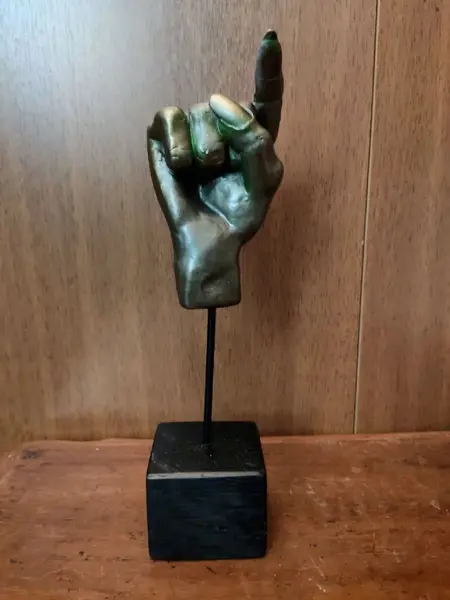 Foto de um(a) Escultura Mão, da categoria de Escultura. Escultura em resina com pátina bronze oxidada, haste em metal e base de madeira ebanizada peça única pelo designer marcelus... Mostrado de uma perspectiva diferente. Vendido no marketplace Trésors.