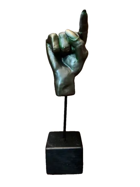 Foto de um(a) Escultura Mão, da categoria de Escultura. Escultura em resina com pátina bronze oxidada, haste em metal e base de madeira ebanizada peça única pelo designer marcelus... Vendido no marketplace Trésors.