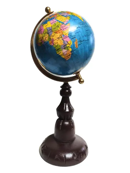Foto de um(a) Globo Terrestre Imbuia, da categoria de Globos. Globo terrestre de mesa com base em madeira de imbuía torneada e entalhada. A: 44 cm / Diâmetro do globo: 16 cm / Diâmetro... Vendido no marketplace Trésors.