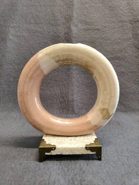 Foto de um(a) Castiçal Ou Vaso em Cerâmica e Granito, Winter Studio, Década de 1990, da categoria de Castiçais. Vaso solitário ou castiçal e cerâmica de alta temperatura com base em granito e cantoneira em latão. Fabricado pela winter... Mostrado de uma perspectiva diferente. Vendido no marketplace Trésors.