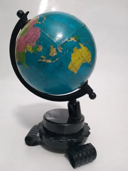 Foto de um(a) Globo Terrestre Ágata, da categoria de Globos. Globo terrestre com base em ágata e ferro. A: 18 cm D: 10 cm peso 308g. Mostrado de uma perspectiva diferente. Vendido no marketplace Trésors.