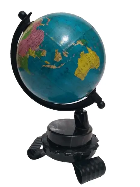 Foto de um(a) Globo Terrestre Ágata, da categoria de Globos. Globo terrestre com base em ágata e ferro. A: 18 cm D: 10 cm peso 308g. Vendido no marketplace Trésors.