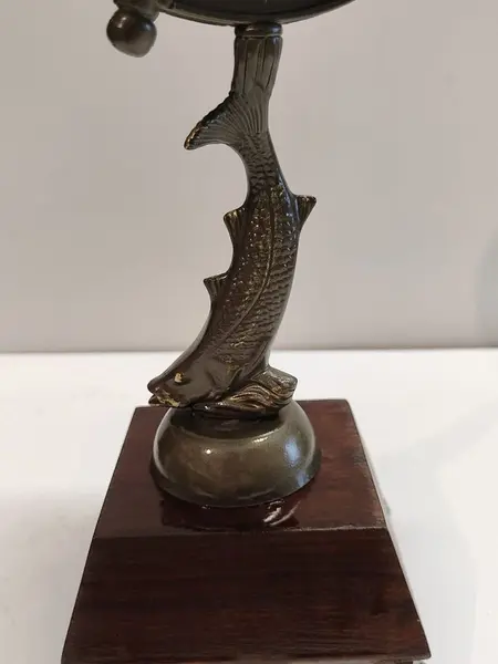 Foto de um(a) Globo Terrestre Robalo e Imbuia, Peça Única, da categoria de Globos. Globo terrestres de mesa: base em imbuia com pés de garra, tendo como haste um robalo em latão com pátina bronze. Globo... Mostrado de uma perspectiva diferente. Vendido no marketplace Trésors.