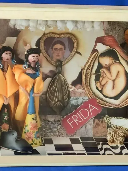 Foto de um(a) Diorama Frida Khalo, da categoria de Outros objetos decorativos. Diorama frida: a vida de frida khalo retratada pelo olhar do designer marcelus ribas, peça única. Caixas em mdp com vidro... Mostrado de uma perspectiva diferente. Vendido no marketplace Trésors.