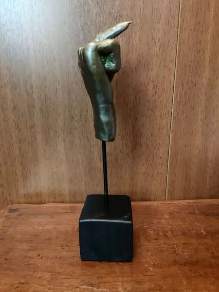 Foto de um(a) Escultura Mão, da categoria de Escultura. Escultura em resina com pátina bronze oxidada, haste em metal e base de madeira ebanizada peça única pelo designer marcelus... Mostrado de uma perspectiva diferente. Vendido no marketplace Trésors.