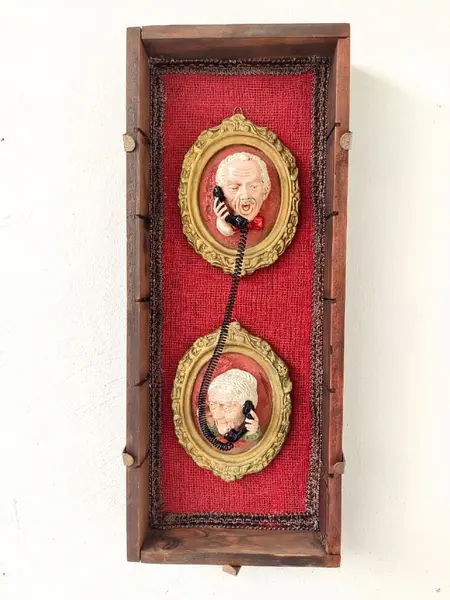Foto de um(a) Casal de Avós Anos 60, da categoria de Outros objetos decorativos. O casal de avós ao telefone em gesso policromada era muito comum nos anos 1960. Hoje preservados em uma caixa de madeira com... Mostrado de uma perspectiva diferente. Vendido no marketplace Trésors.