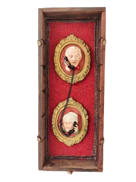 Foto de um(a) Casal de Avós Anos 60, da categoria de Outros objetos decorativos. O casal de avós ao telefone em gesso policromada era muito comum nos anos 1960. Hoje preservados em uma caixa de madeira com... Vendido no marketplace Trésors.