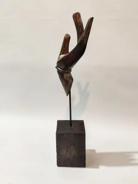 Foto de um(a) Escultura Mão de Buda em Madeira, da categoria de Escultura. Escultura em madeira com base também em madeira. Título: mão de buda peça única pelo designer marcelus ribas. A: 29 cm / L:... Mostrado de uma perspectiva diferente. Vendido no marketplace Trésors.