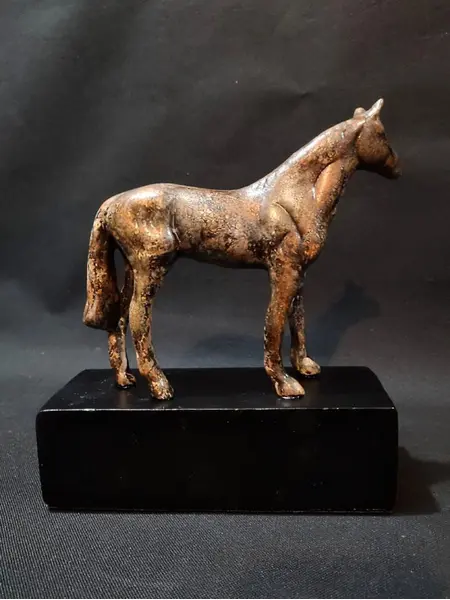 Foto de um(a) Escultura Horse, da categoria de Escultura. Escultura horse em cerâmica com pátina ferrugem craquelada e base em madeira ebanizada. Peça única pelo designer marcelus... Mostrado de uma perspectiva diferente. Vendido no marketplace Trésors.