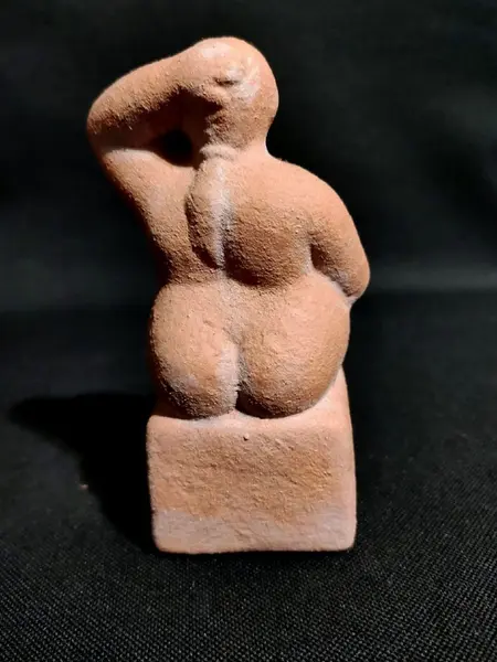 Foto de um(a) Escultura Terracota, da categoria de Escultura. Escultura feminina em terracota cor natural. Autor: marcelus ribas A: 12 cm L: 7 cm P: 8 cm Peso: 430 g. Mostrado de uma perspectiva diferente. Vendido no marketplace Trésors.