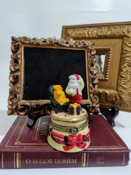 Foto de um(a) Porta Jóias Natalino 90'S, da categoria de Porta-Jóias. Porta jóias natalino em porcelana policromada e fecho de latão, década de 1990 A: 9,5 cm A do porta jóia: 4,5 cm Diâmetro: 6... Mostrado de uma perspectiva diferente. Vendido no marketplace Trésors.