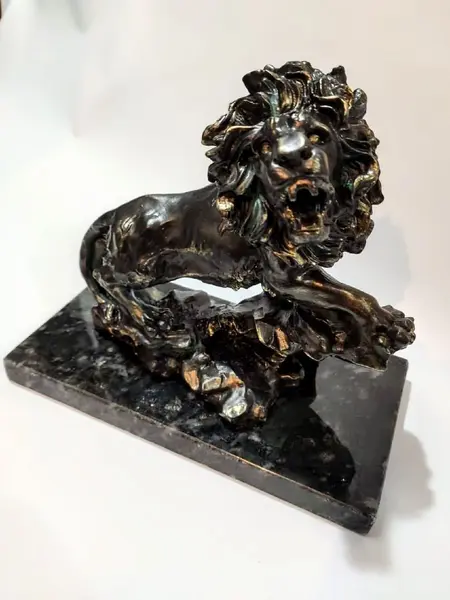 Foto de um(a) Escultura Leão Resina Italiana Anos 2000, da categoria de Escultura. Leão de resina italiana com pátina bronze com um leve azinhavrado e base em granito, década de 2000 peça única pelo designer... Mostrado de uma perspectiva diferente. Vendido no marketplace Trésors.