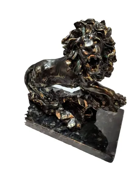 Foto de um(a) Escultura Leão Resina Italiana Anos 2000, da categoria de Escultura. Leão de resina italiana com pátina bronze com um leve azinhavrado e base em granito, década de 2000 peça única pelo designer... Vendido no marketplace Trésors.