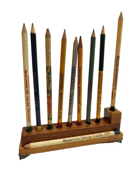 Foto de um(a) Coleção 10 Lápis da Década de 1960 com Suporte em Madeira, da categoria de Outros colecionáveis. Coleção de dez lápis década de 1960 com suporte em madeira. A: 6,5 cm L: 19 cm P: 4 cm peso: 189 g. Vendido no marketplace Trésors.