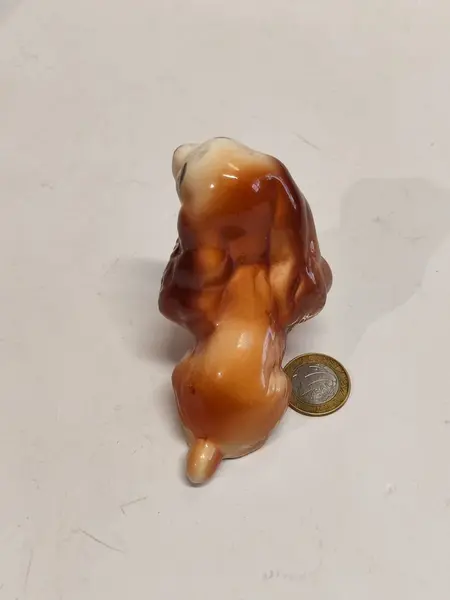 Foto de um(a) Mini Cocker Spaniel em Cerâmica, Década de 1940, da categoria de Modelos e estatuetas. Cachorra em cerâmica na cor caramelo da raça cocker spaniel. Sem marca do fabricante, década de 1940. A: 8,5 cm L: 9 cm P:... Mostrado de uma perspectiva diferente. Vendido no marketplace Trésors.