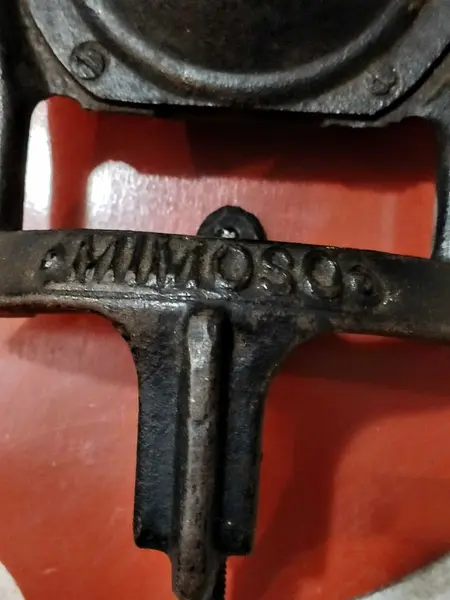 Foto de um(a) Máquina de Moer Milho Mimoso Anos 40, da categoria de Outros colecionáveis. Máquina de moer milho em ferro na cor original com base em madeira da marca mimoso, dos anos 1940. A: 33 cm / L: 16 cm / P:... Mostrado de uma perspectiva diferente. Vendido no marketplace Trésors.