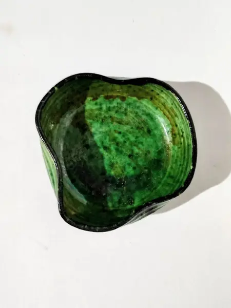 Foto de um(a) Bowl em Cerâmica Esmaltada e Vitrificada, da categoria de Tigelas decorativas. Bowl em cerâmica de alta temperatura, esmaltada, vitrificada e craquelada. A: 6,5 cm / D: 18 cm Peso: 403 g. Mostrado de uma perspectiva diferente. Vendido no marketplace Trésors.