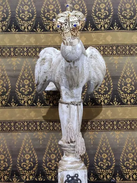 Foto de um(a) Divino Espírito Santo em Madeira, da categoria de Objetos religiosos e espirituais. Divino Espírito Santo em madeira e cerâmica com coroa em metal dourado e pedras azuis. Base com arabescos em latão oxidado e... Mostrado de uma perspectiva diferente. Vendido no marketplace Trésors.