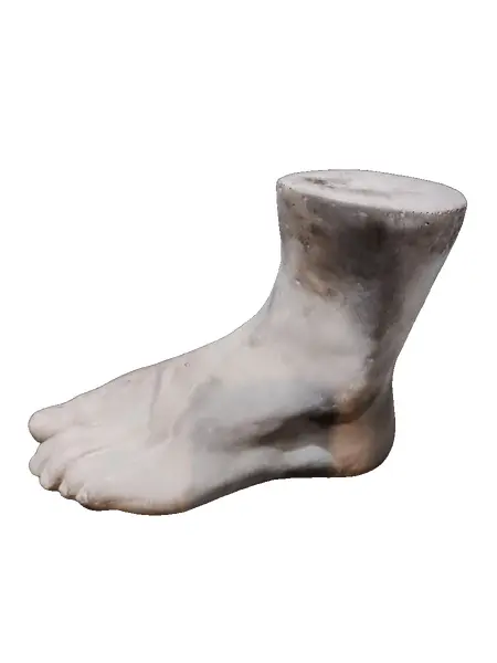 Foto de um(a) Escultura Fragmento Pé Masculino, Década de 2020, da categoria de Escultura. Escultura, fragmento em cimento do pé esquerdo masculino ricamente detalhado, década de 2020 A: 19,5 cm L: 26,5 cm P: 11 cm... Vendido no marketplace Trésors.