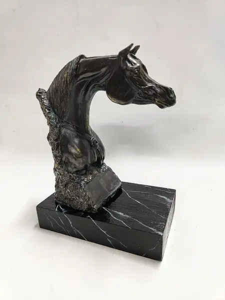 Foto de um(a) Escultura Equina Garanhão em Resina Italiana, Anos 2000, da categoria de Escultura. Escultura equina de garanhão premiado em resina italiana com acabamento em pátina bronze oxidado e base em madeira... Mostrado de uma perspectiva diferente. Vendido no marketplace Trésors.