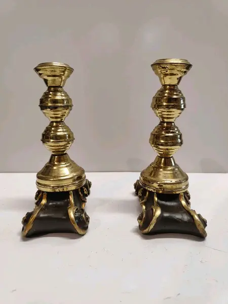 Foto de um(a) Par de Castiçais Indiano em Resina, da categoria de Castiçais. Par de castiçais latão polido indianos com base em resina com detalhes em dourado. **não acompanham as velas**A: 5 cm /... Mostrado de uma perspectiva diferente. Vendido no marketplace Trésors.