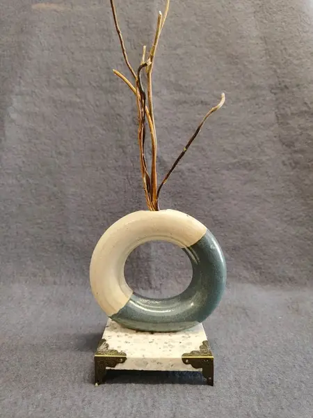 Foto de um(a) Castiçal Ou Vaso em Cerâmica e Granito, Winter Studio, Década de 1990, da categoria de Castiçais. Vaso solitário ou castiçal em cerâmica de alta temperatura com base em granito e cantoneira em latão. Fabricado pela winter... Mostrado de uma perspectiva diferente. Vendido no marketplace Trésors.