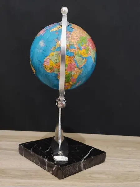 Foto de um(a) Globo Corcel 69, da categoria de Globos. Globo terrestre de mesa com pegada vintage, haste de um retrovisor cromado de um corcel 1969 e base em granito preto peça... Mostrado de uma perspectiva diferente. Vendido no marketplace Trésors.