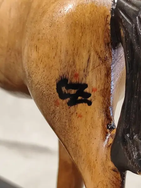 Foto de um(a) Escultura Cavalo em Madeira, Década de 2000, da categoria de Escultura. Escultura cavalo em movimento: em madeira, esculpida a mão, assinatura em forma de marca tipo ferro de gano. Base em... Mostrado de uma perspectiva diferente. Vendido no marketplace Trésors.
