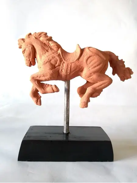 Foto de um(a) Escultura Equina, da categoria de Escultura. Escultura equina em técnica mista (patina e terracota) com base em madeira. A = 21cm L = 21cm Peso = 642g. Mostrado de uma perspectiva diferente. Vendido no marketplace Trésors.