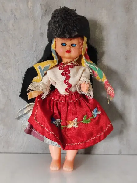 Foto de um(a) Mimi Boneca de Estremadura, Portugal, Década de 1960, da categoria de Bonecas. Miniatura de boneca em traje típico português, região estremadura, com sete saias. Comum em lembranças de viagens nos anos... Mostrado de uma perspectiva diferente. Vendido no marketplace Trésors.