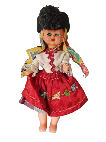 Foto de um(a) Mimi Boneca de Estremadura, Portugal, Década de 1960, da categoria de Bonecas. Miniatura de boneca em traje típico português, região estremadura, com sete saias. Comum em lembranças de viagens nos anos... Vendido no marketplace Trésors.