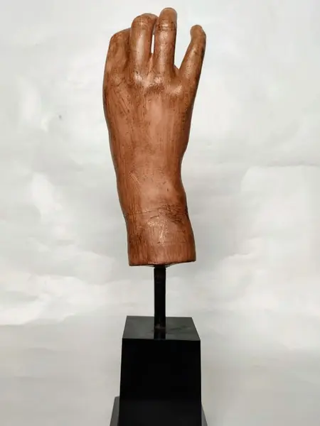 Foto de um(a) Escultura Hand, da categoria de Escultura. Escultura de mão em resina com pintura envelhecida e base em madeira. Peça única pelo designer marcelus ribas. A: 36... Mostrado de uma perspectiva diferente. Vendido no marketplace Trésors.